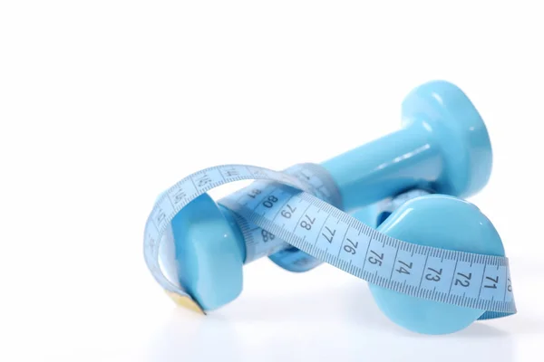Barbells de cor turquesa com fita azul para medição — Fotografia de Stock