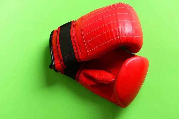 Par de ropa deportiva de boxeo de cuero. Equipamiento deportivo en verde brillante —  Fotos de Stock