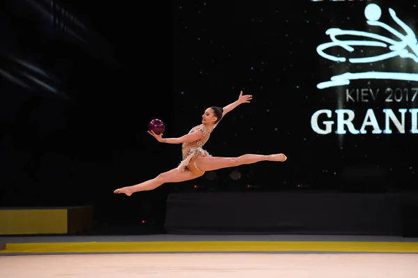 Gymnasten utföra på rytmisk gymnastik konkurrens — Stockfoto