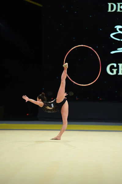 Gymnast εκτελεί ρυθμικής γυμναστικής διαγωνισμό — Φωτογραφία Αρχείου