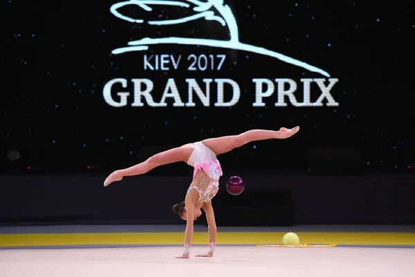 Gymnast εκτελεί ρυθμικής γυμναστικής διαγωνισμό — Φωτογραφία Αρχείου