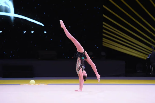 Turnerin tritt bei Wettkampf der Rhythmischen Sportgymnastik auf — Stockfoto