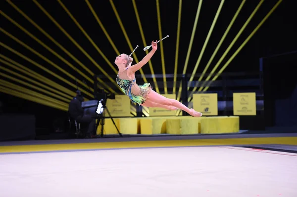 Gymnast εκτελεί ρυθμικής γυμναστικής διαγωνισμό — Φωτογραφία Αρχείου