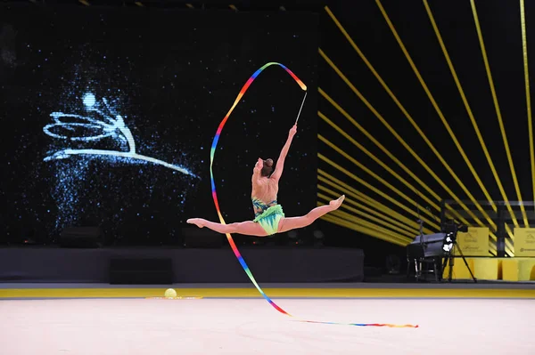 Turnerin tritt bei Wettkampf der Rhythmischen Sportgymnastik auf — Stockfoto