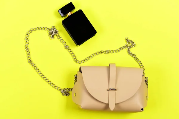 ファッションや魅力のコンセプトです。チェーン付きベージュ色の財布 — ストック写真