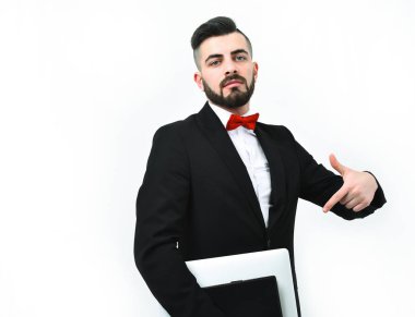 Kendine güveni ve sakalı olan iş adamı ya da proje yöneticisi