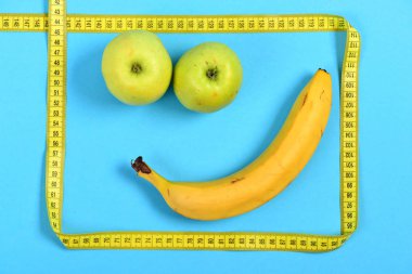 Meyvesi yapılan smiley: ağız muz, elma gözler