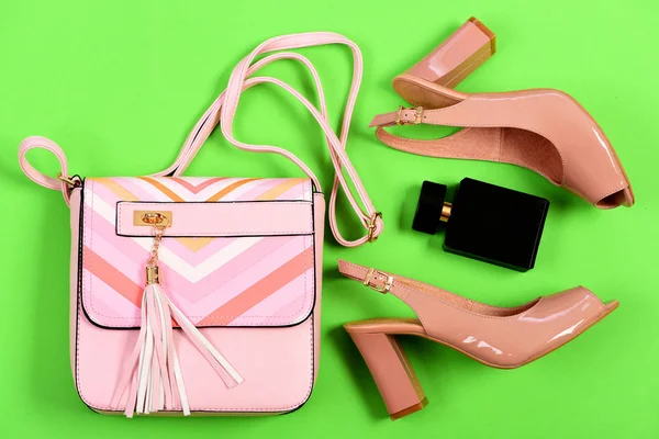 財布、靴の黒い香水と薄いピンク色で — ストック写真