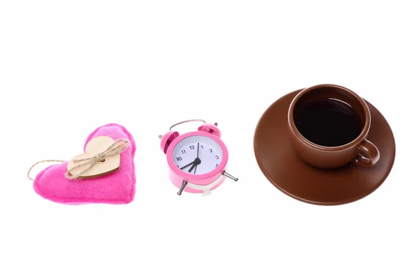 Xícara de café com despertador rosa e coração de brinquedo — Fotografia de Stock