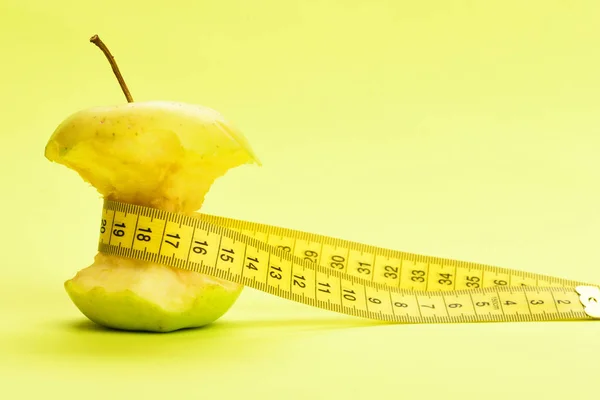 Äpple med åtgärd tejp på gul bakgrund — Stockfoto