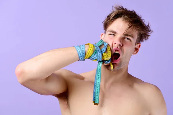 Guy avec des règles flexibles isolé sur fond violet clair — Photo