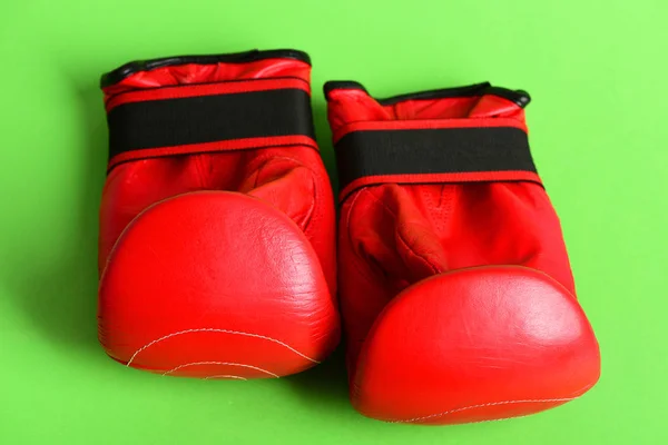 Guantes de boxeo en color rojo. Par de ropa deportiva de boxeo de cuero —  Fotos de Stock