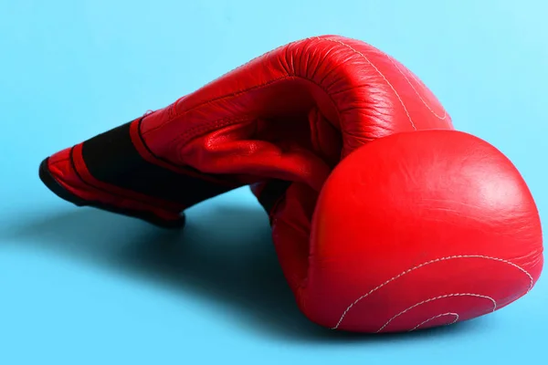 Par de ropa deportiva de boxeo de cuero. Guantes de boxeo en color rojo — Foto de Stock