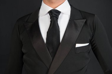 Siyah smokin takım elbise ve Beyaz tişörtlü adam