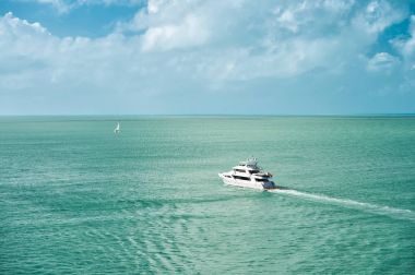 Key West, Florida yeşil ada tarafından yüzen turistik yatlar