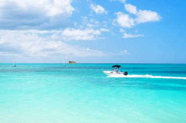 Turkuaz deniz yüzeyi üzerinde seyir Motorlu tekne