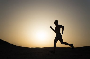 adam siluet günbatımı gökyüzüne çalıştıran