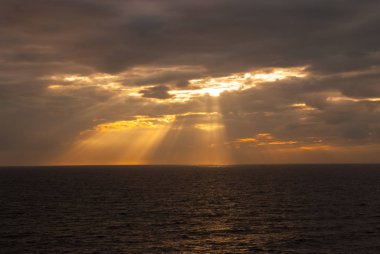 Denizin üzerinde gün batımı
