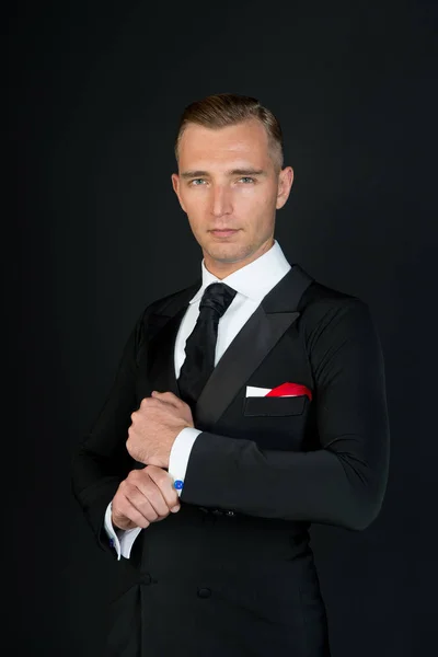 Homem de fato de smoking preto e camisa branca — Fotografia de Stock