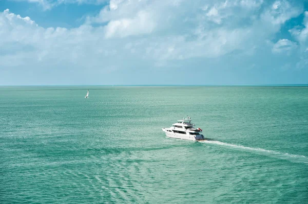 Turistické jachty plující ostrov plný zeleně v Key West, Florida — Stock fotografie