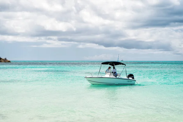 Motorboat on shallow blue sea water — Stock Photo, Image