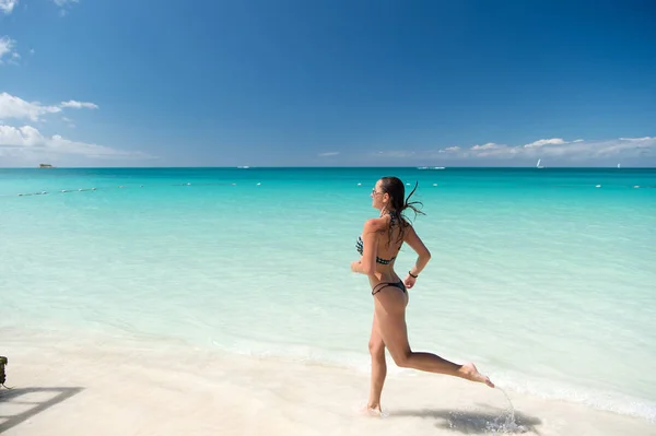 Plajda koşan bikinili kız. — Stok fotoğraf