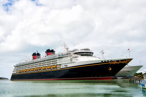 Gran crucero de lujo Disney Wonder en el agua de mar y el fondo nublado cielo atracado en el puerto de Nassau, Bahamas — Foto de Stock
