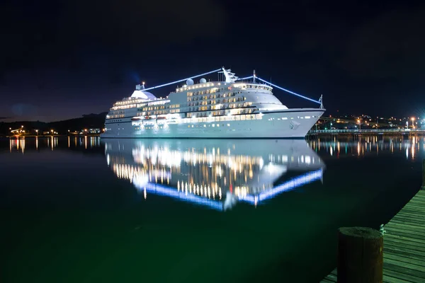 Luxe cruise schip bij zonsondergang — Stockfoto
