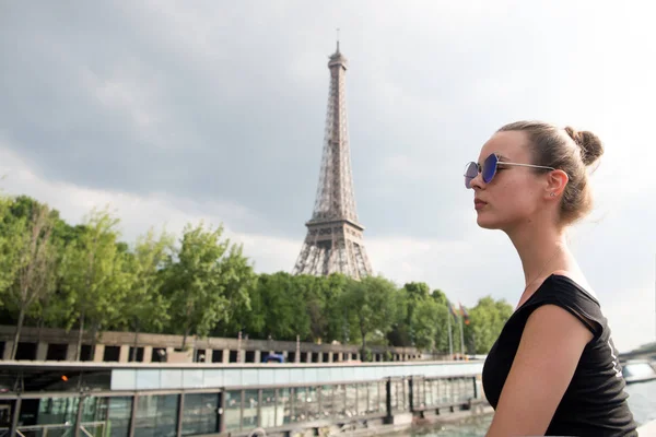 Девушка смотрит на Эйфелеву башню в Париже, Франция — стоковое фото