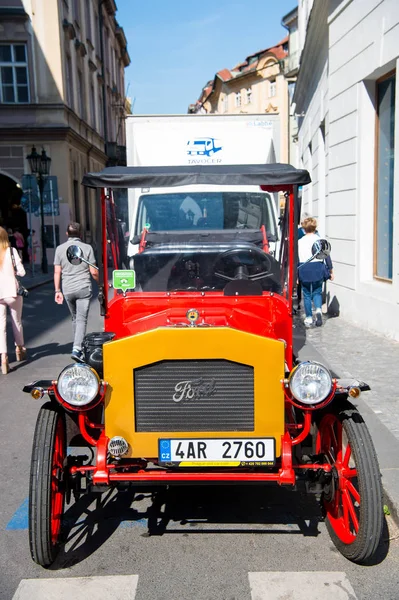 Voiture Ford vintage garée sur la rue Prague — Photo