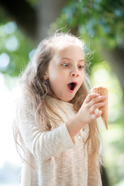 Gelukkig liitle kind met ijs — Stockfoto