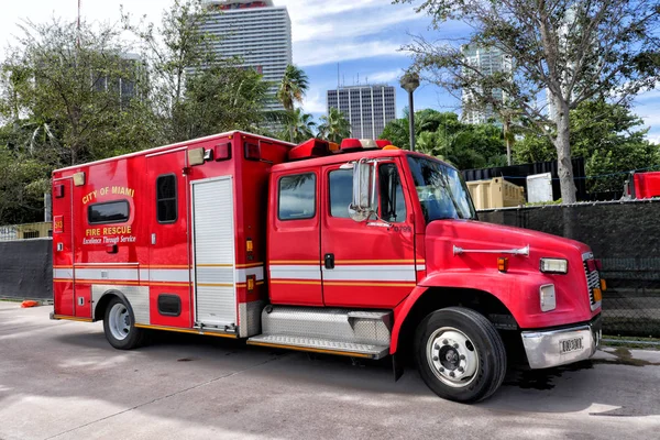 Carro de resgate bombeiro vermelho — Fotografia de Stock