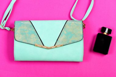 Modern tarzda, pembe arka plan izole aksesuarları