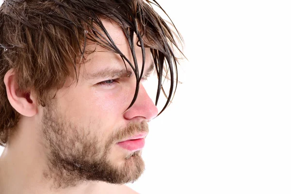 Macho met eerlijke baard, ernstige gezicht en natte haren — Stockfoto