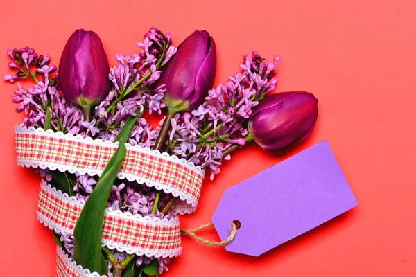 Flores de lilás e tulipas cor-de-rosa em grupo com cartão roxo — Fotografia de Stock