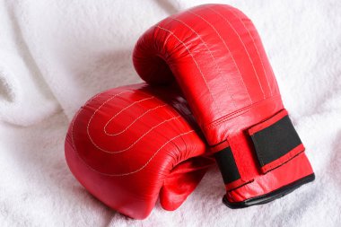 Kırmızı deri eldiven boks ile siyah kısımları için birkaç