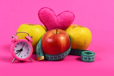 Kalp ve elma ile parlak mavi bant saatin yanında ölçme