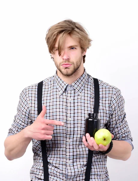 Человек с уверенным лицом, бородой и стильной прической держит яблоко — стоковое фото