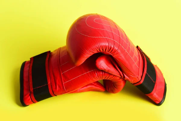Ljusa röda vantar för boxning liggande på varandra — Stockfoto