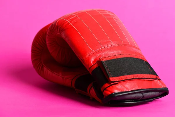 Duet van rode en zwarte sport handschoenen voor boksen — Stockfoto