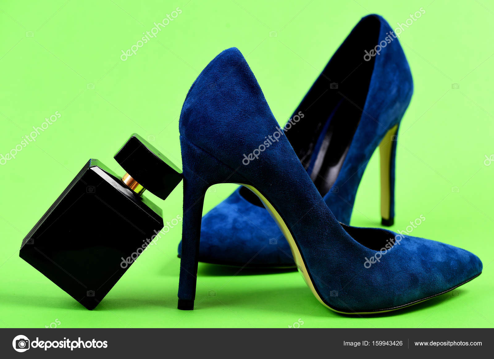 moda frasco Concepto Zapatos fondo perfume de Calzado con perfume sobre de de azul verde negro y color en tacón alto aislado oscuro wqqH7zx