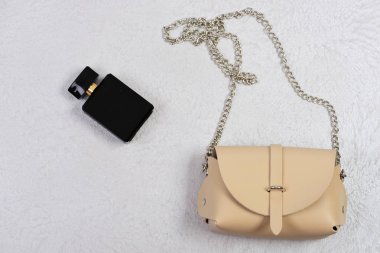 Aksesuar beyaz veya gri doku arka plan üzerinde modern tarzda