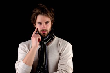 Sakallı, maço bir adam. Düşünüyor ve kendine güveniyor.