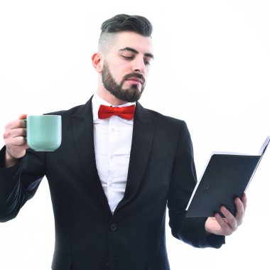 Sakallı bir iş adamı ya da CEO 'su. Süslü bir takım elbisesi var.