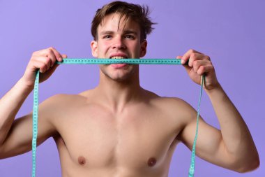 Spor rejimi fikri: Cyan mezuralı genç sporcu