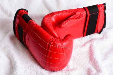 Beyaz renk ve yumuşak doku boks eldivenli havlu