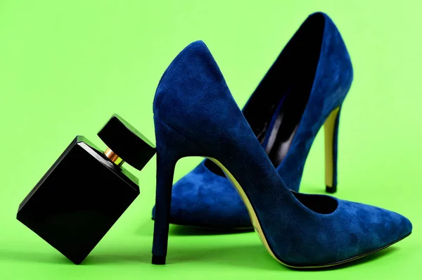 Hoge hak schoenen geïsoleerd op groene achtergrond. Mode en geur — Stockfoto