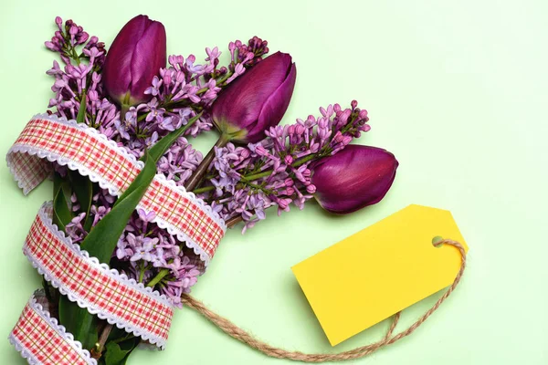 Ramo de flores de primavera con etiqueta de precio amarillo vacío — Foto de Stock