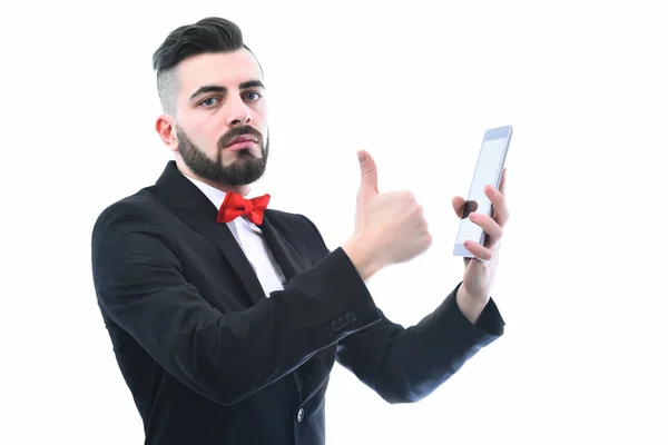 Empresario o CEO con barba muestra los pulgares hacia arriba, sostiene la tableta — Foto de Stock