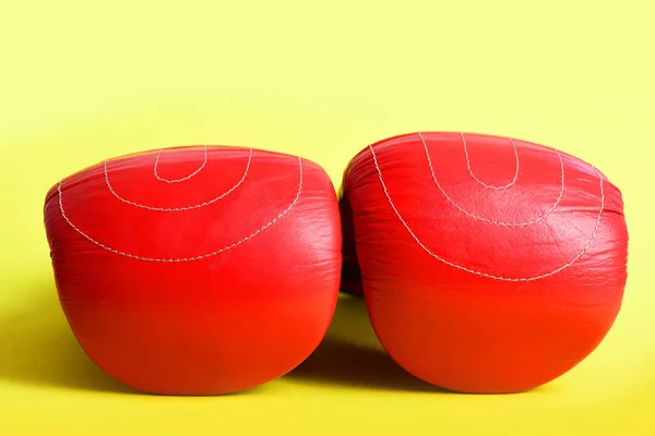 Par de guantes de color rojo brillante para el boxeo mostrando sus puños —  Fotos de Stock